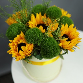 Композиция в шляпной коробке из подсолнухов и диантусов люкс в Электроуглях