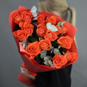 Букет из 15 морковных роз с эвкалиптом (70 см) в Электроуглях