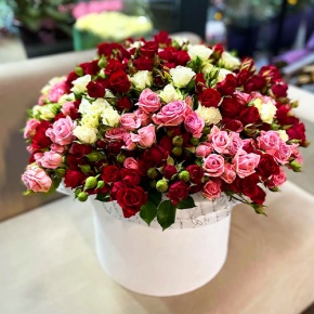 Композиция в шляпной коробке из 101 кустовой розы микс (50 см) в Электроуглях