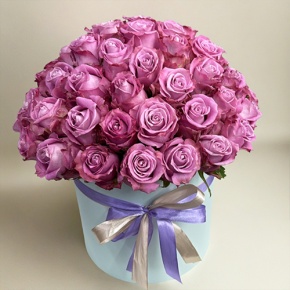 Композиция в шляпной коробке из 51 розы Меритим в Электроуглях