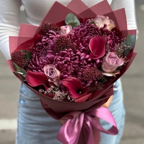 Букет "Импульс" из скиммии, калл, роз и хризантем Бигоуди в Электроуглях