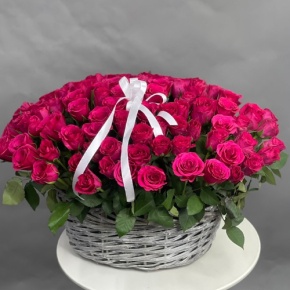Композиция в корзине из 101 малиновой розы (40 см) в Электроуглях