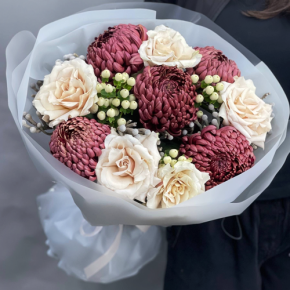 Букет "Всё что тебе касается" из хризантем Бигоуди, роз Эквадор Квиксенд и гиперикума в Электроуглях