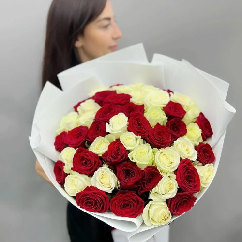 Букет из 51 красно-белой розы 70 см в Электроуглях