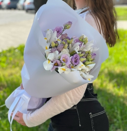 Букет "Вива ла дива" из эустом и ирисов в Электроуглях