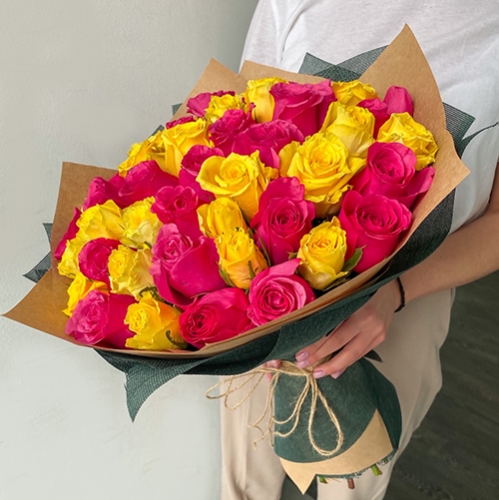 Букет из 51 малиновой и лимонной розы (40 см) в Электроуглях
