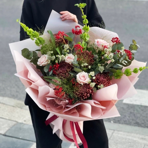 Букет "Вернисаж" из калины, хризантем Бигоуди, молюцеллы, паникума, роз и астранции в Электроуглях