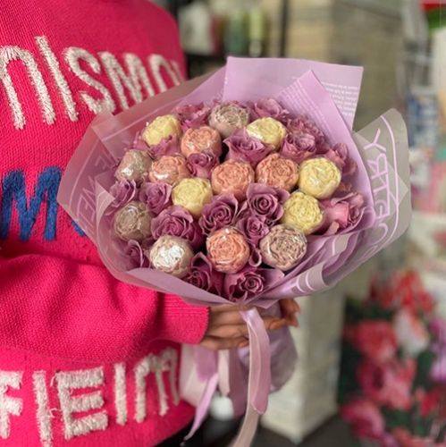 Букет из роз и шоколадных пионов в Электроуглях