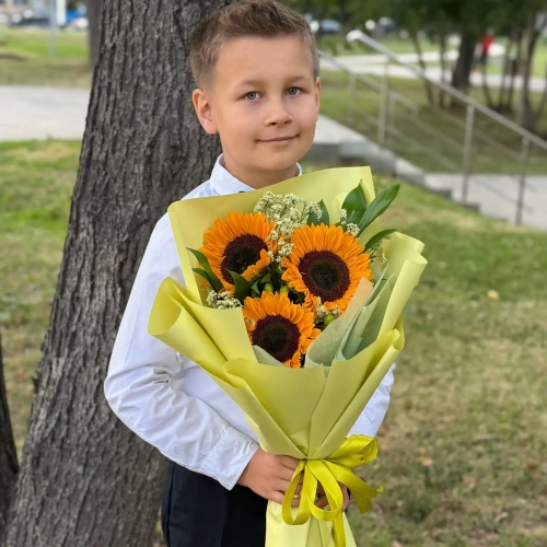 Букет на 1 сентября из 3 подсолнухов и лимониума в Электроуглях