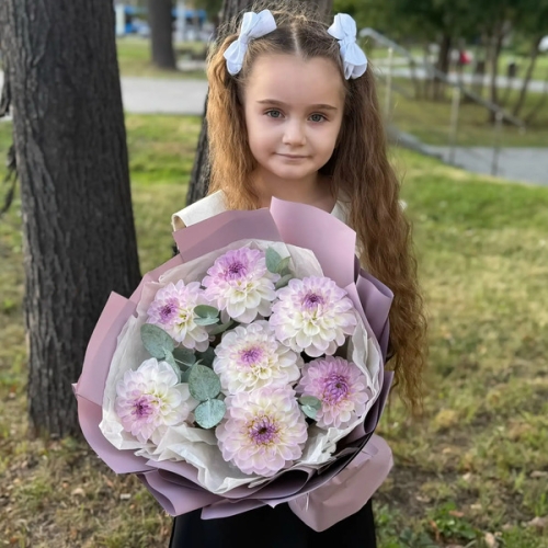 Букет из 7 сезонных георгин с эвкалиптом в Электроуглях