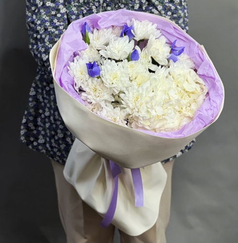 Букет "Грация" из ирисов, гортензии и кустовых хризантем в Электроуглях