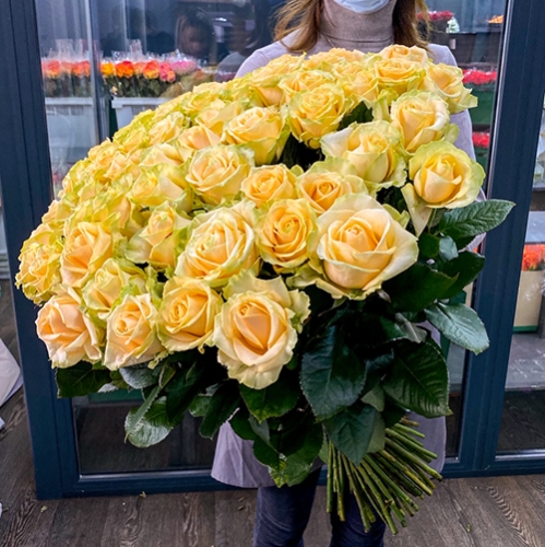 75 роз Аваланж (70 см) в Электроуглях