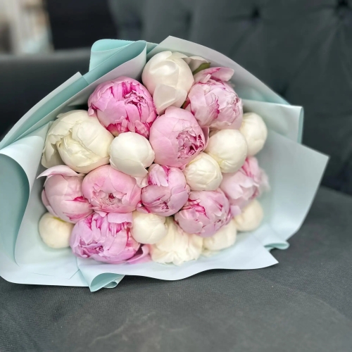 Микс из 19 бело-розовых пионов в Электроуглях
