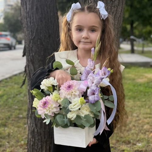 Композиция с георгинами на 1 сентября в белом ящике в Электроуглях