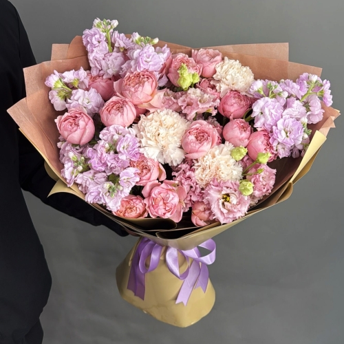 Букет "Амели" из ароматных маттиол, пионовидных кустовых роз Джульетта  эустом и диантусов в Электроуглях