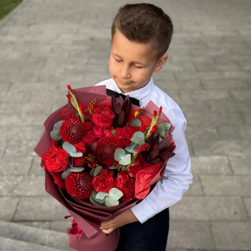 Букет с георгинами, розами и леукадендроном в Электроуглях