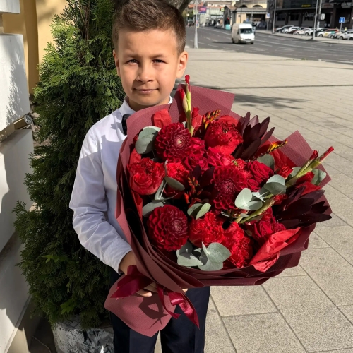 Букет с георгинами, розами и леукадендроном в Электроуглях