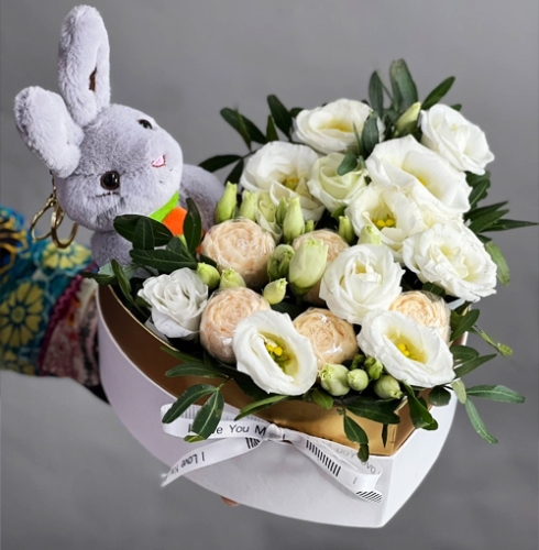 Композиция в коробке сердца из шоколадных пионов и эустом в Электроуглях